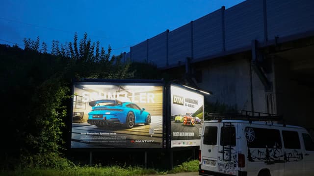 纽博格林赛道外的深夜与海报